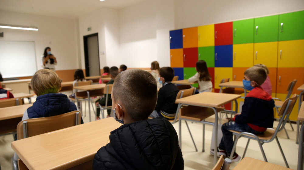 "Nespokojno. Tako roditelji u Srbiji opisuju osećaj dok šalju decu u školu": Dojče vele o povratku đaka u klupe 1