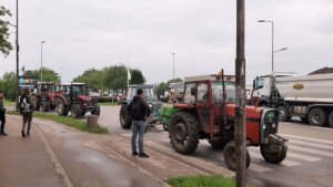 UŽIVO Protest poljoprivrednika: Sutra nastavak blokade puteva dok se ne ispune zahtevi (FOTO, VIDEO) 3