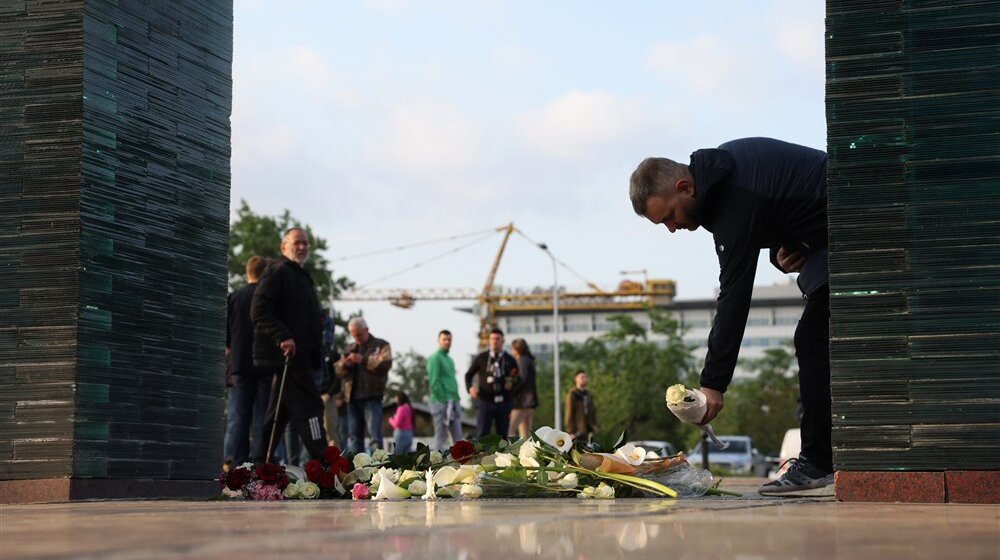 Navijači Partizana se paljenjem sveća i cvećem opraštaju od nastradalih u pucnjavi u Beogradu 1