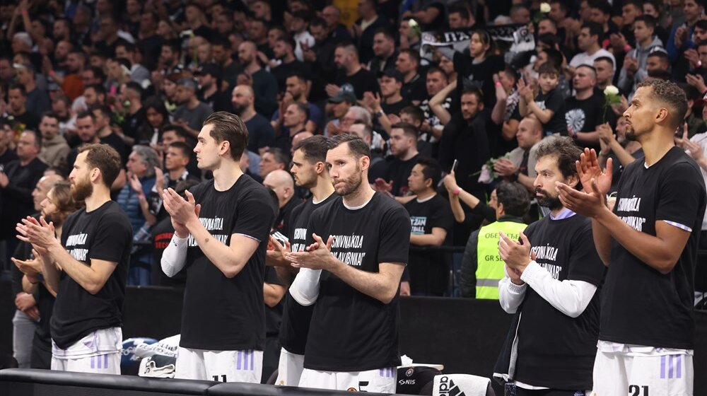 Košarkaši Reala izašli na teren sa majicama OŠ „Vladislav Ribnikar“ 1