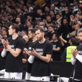 Košarkaši Reala izašli na teren sa majicama OŠ „Vladislav Ribnikar“ 10