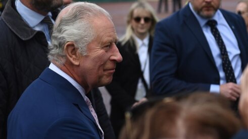 King Charles III and the Prince and Princess of Wales talk to well wishers Čarls Treći u nenajavljenoj šetnji ispred Bakingemske palate uoči krunisanja 5