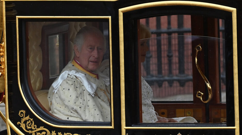 Vilijam i Kejt prate kralja Čarlsa u opatiju 1