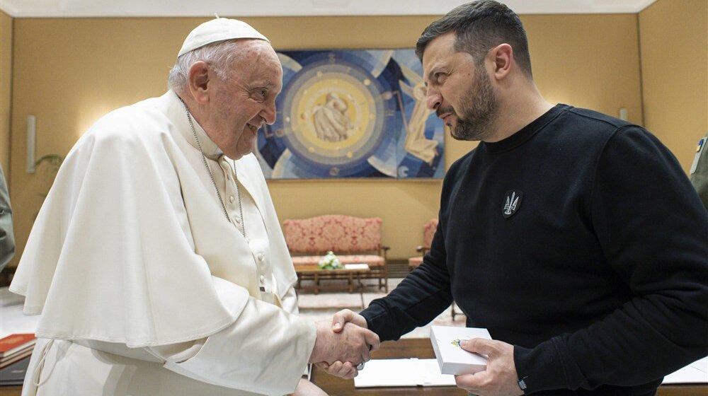 Zelenski papi poklonio pancir na kom je naslikana Bogorodica 1