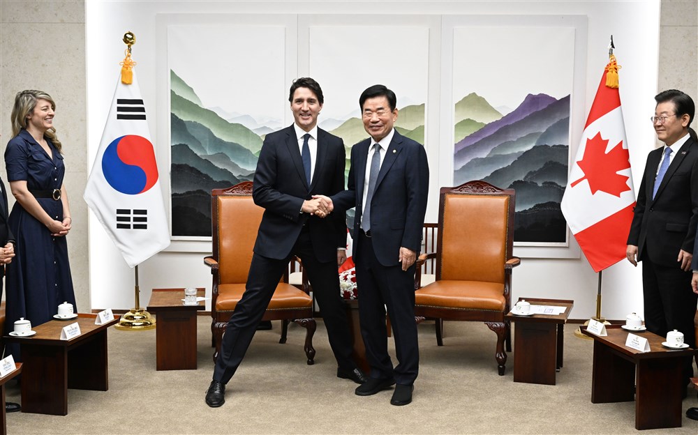 Kanadski premijer izabrao čudnu pozu za fotografisanje s korejskim političarem (FOTO) 2