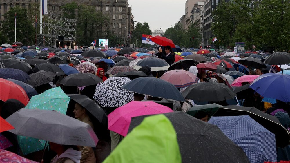 'Prsten' oko RTS-a, kiša, i uključenje u Dnevnik: Slike koje su obeležile protest "Srbija protiv nasilja" (FOTO) 29
