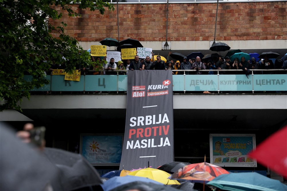 'Prsten' oko RTS-a, kiša, i uključenje u Dnevnik: Slike koje su obeležile protest "Srbija protiv nasilja" (FOTO) 15