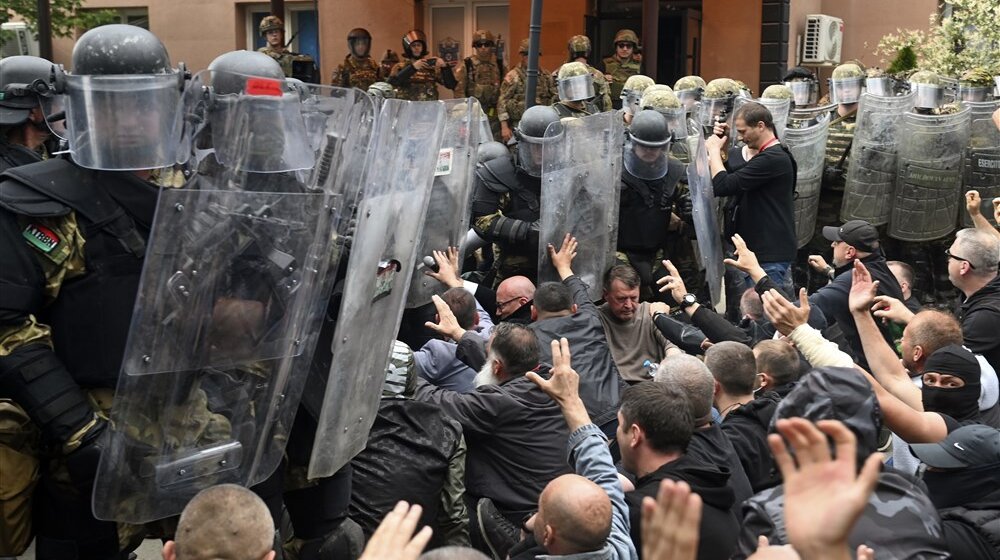 NATO: Oštro osuđujemo napade na vojnike KFOR-a na severu Kosova 1