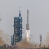 Kina lansirala svemirski brod Šendžou-16 sa tročlanom posadom 1