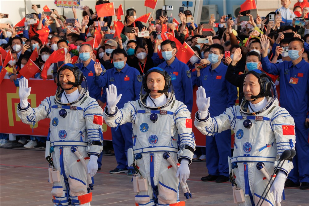Kina lansirala svemirski brod Šendžou-16 sa tročlanom posadom 2