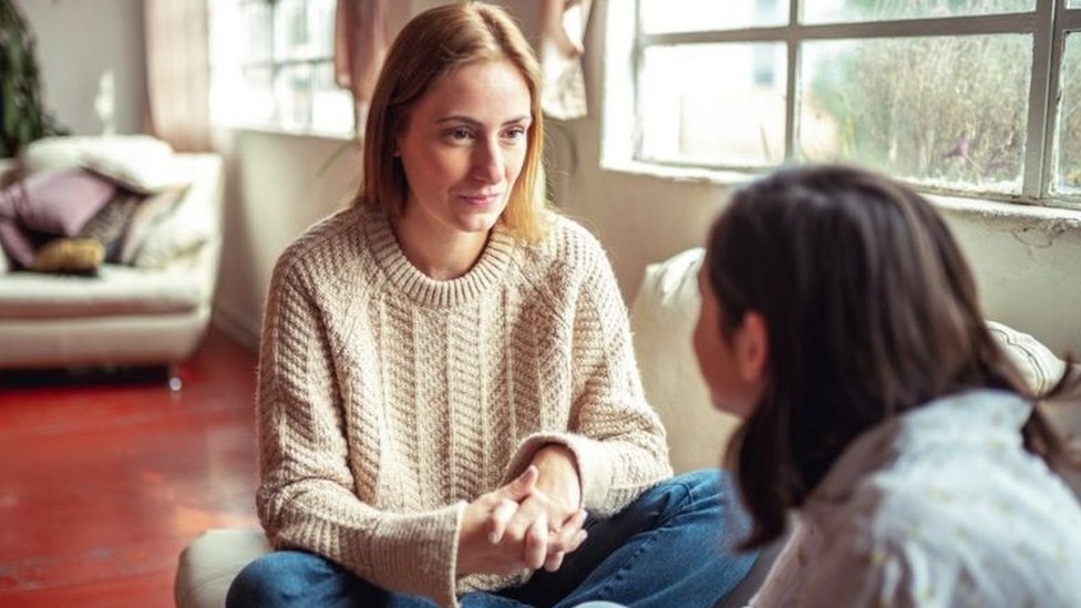 Srbija i psihologija: Zašto se posle dve masovne pucnjave pojavljuju pretnje neke dece da će počiniti sličan zločin 3 majka razgovara s detetom