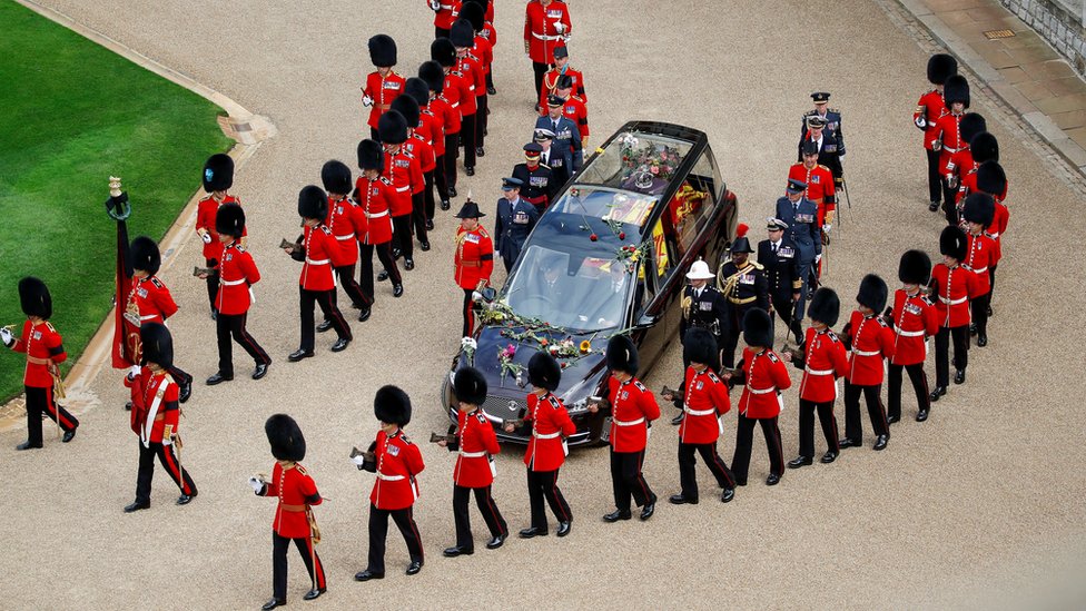 Kraljica Elizabeta Druga: Sahrana koštala vladu više od 186 miliona evra 1 The hearse carrying the coffin of Britain's Queen Elizabeth drives at Windsor Castle on the day of the state funeral and her burial, in Windsor,