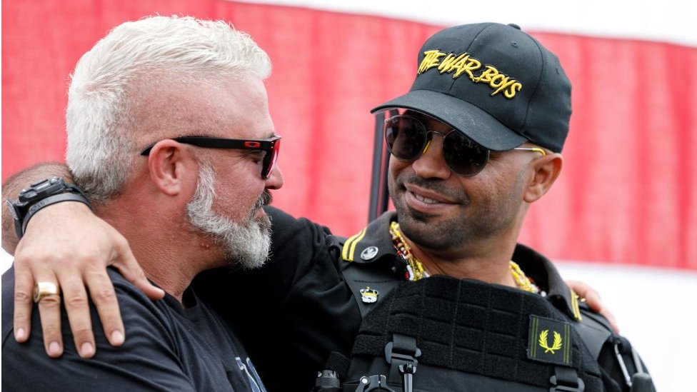 Amerika i politika: Četvorica Ponosnih momaka osuđeni za kovanje zavere i napad na Kongres 3 Joe Biggs and Enrique Tarrio at a rally in Portland in September 2020