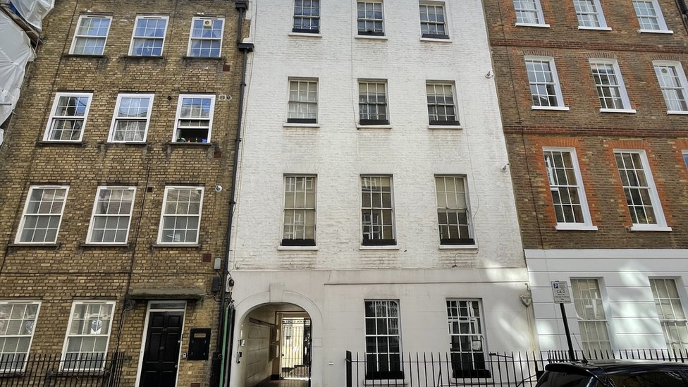 Rusija i Ukrajina: Britanska kompanija širi lažne vesti Kramlja milionima na arapskom 5 The registered address of Yala Group Ltd is shared with more than 12,000 active companies