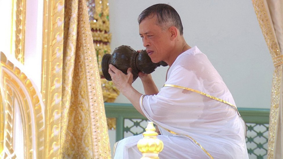 Kralj Čarls Treći: Lavlja koža, svete stolice i rituali krunisanja iz svih krajeva sveta 2 King Maha Vajiralongkorn, sat down, pouring holy water over his shoulders