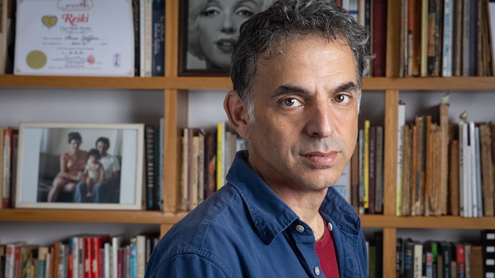 Izrael i Palestinci: Šta je sledeće za „paralelne svetove“ u zemlji? 2 A promotional picture of Israeli writer Etgar Keret at his home in Tel Aviv
