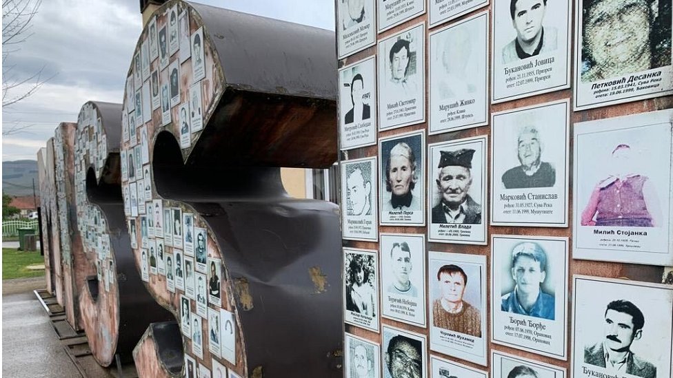 Srbija i Kosovo: Deklaracija o nestalima prva na dnevnom redu nove runde dijaloga Beograda i Prištine 1 spomenik nestalima u Gračanici