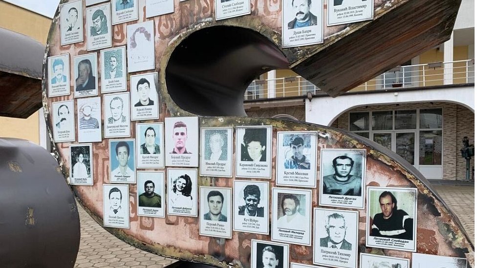 Srbija i Kosovo: Deklaracija o nestalima prva na dnevnom redu nove runde dijaloga Beograda i Prištine 3 spomenik nestalima u Gračanici