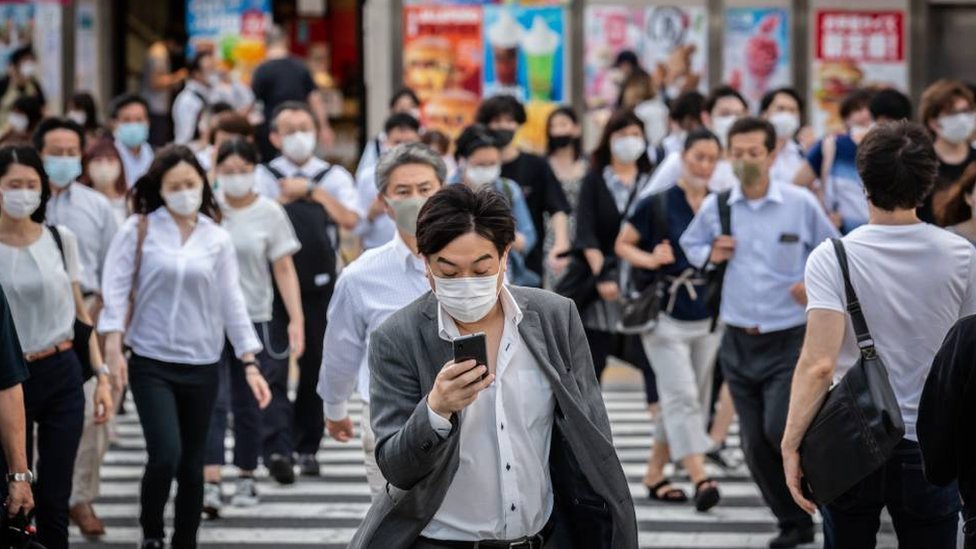Alergije: Da li je Drugi svetski rat kriv za polensku groznicu u Japanu 2 People walking on a busy street in Japan wearing face masks