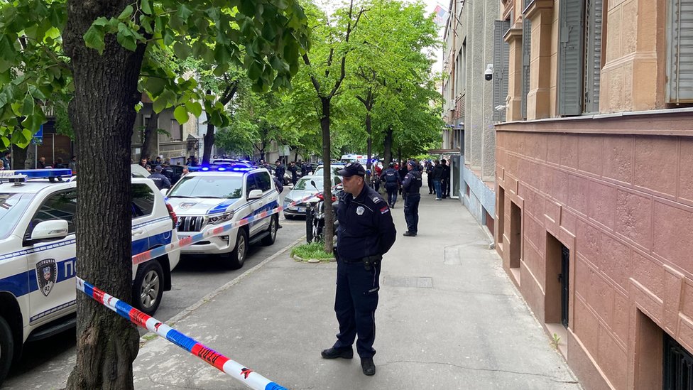 Osmoro dece i čuvar ubijeni u školi u centru Beograda, uhapšen osumnjičeni učenik i njegovi roditelji, dva ranjena deteta u kritičnom stanju 21 pucnjava u Beogradu, škola, policija