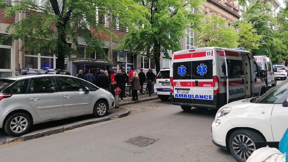 Osmoro dece i čuvar ubijeni u školi u centru Beograda, uhapšen osumnjičeni učenik i njegovi roditelji, dva ranjena deteta u kritičnom stanju 14 pucnjava u Beogradu, škola, policija