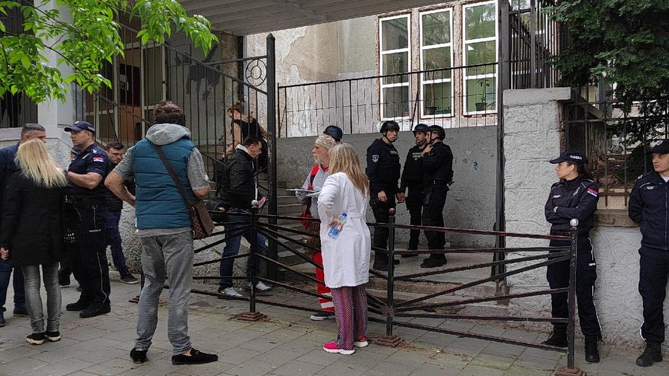 Osmoro dece i čuvar ubijeni u školi u centru Beograda, uhapšen osumnjičeni učenik i njegovi roditelji, dva ranjena deteta u kritičnom stanju 15 pucnjava u Beogradu, škola, policija