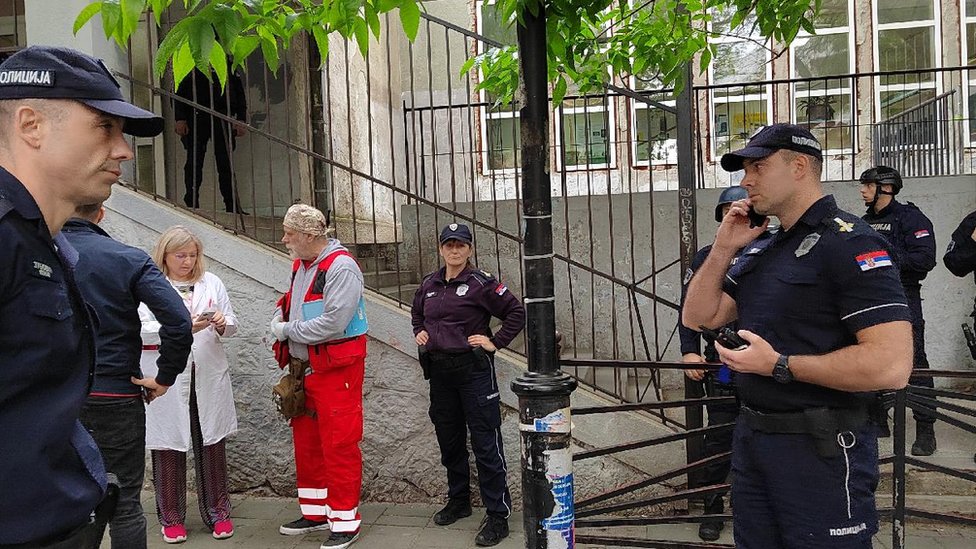 Tragedija u Beogradu: Devojčica upucana u školi „Vladislav Ribnikar" i dalje kritično, druga deca stabilno, biće uskoro puštena kući 18 pucnjava u Beogradu, škola, policija