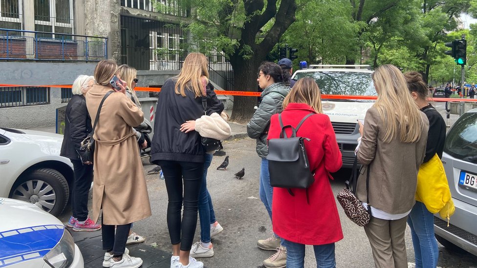 Osmoro dece i čuvar ubijeni u školi u centru Beograda, uhapšen osumnjičeni učenik i njegovi roditelji, dva ranjena deteta u kritičnom stanju 5 pucnjava u Beogradu, škola, policija