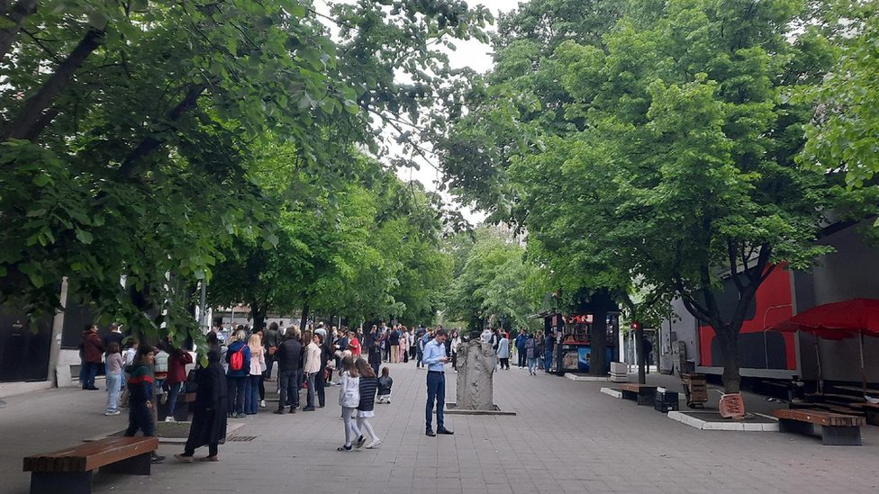 Osmoro dece i čuvar ubijeni u školi u centru Beograda, uhapšen osumnjičeni učenik i njegovi roditelji, dva ranjena deteta u kritičnom stanju 19 pucnjava u Beogradu, škola, policija