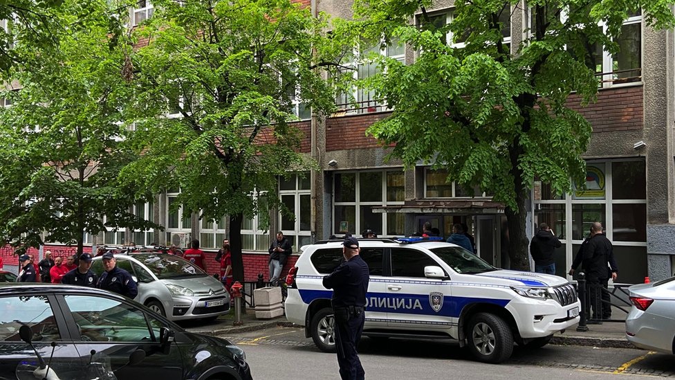 Policija ispred OŠ Vladislav Ribnikar