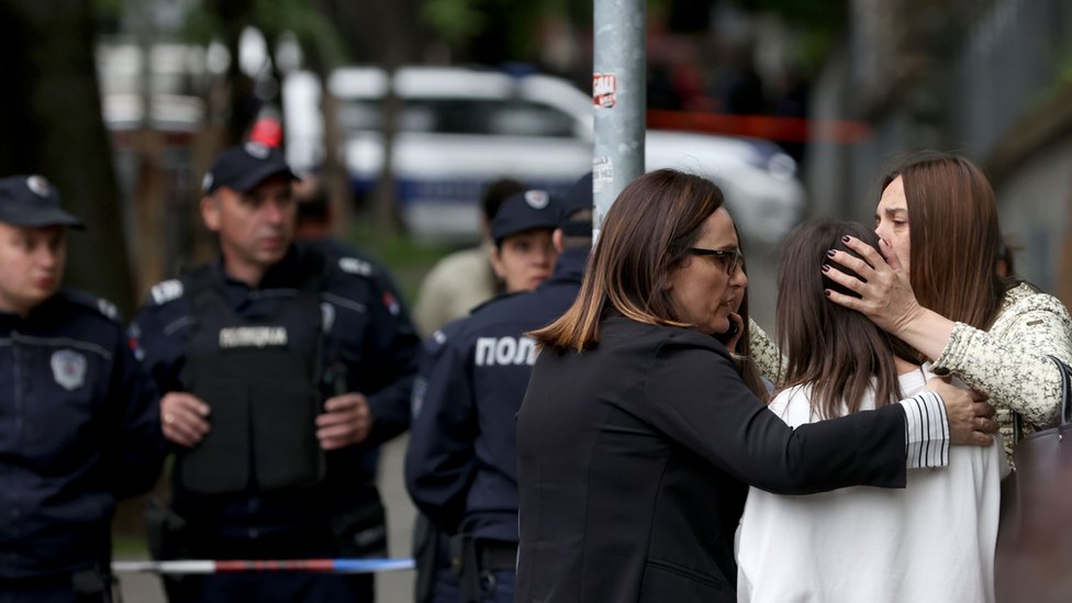 Tragedija u Beogradu: Devojčica upucana u školi „Vladislav Ribnikar" i dalje kritično, druga deca stabilno, biće uskoro puštena kući 12 pucnjava u Beogradu, škola, policija