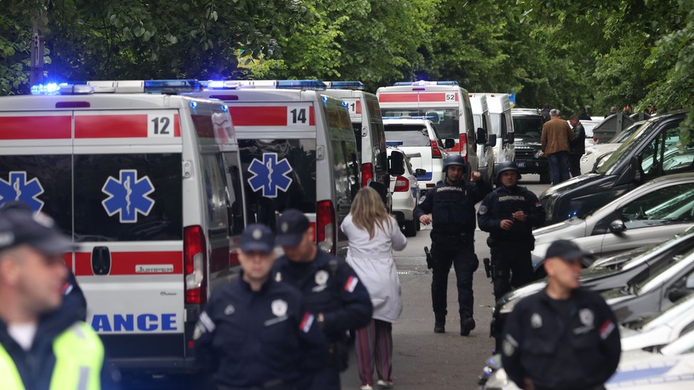 Osmoro dece i čuvar ubijeni u školi u centru Beograda, uhapšen osumnjičeni učenik i njegovi roditelji, dva ranjena deteta u kritičnom stanju 11 pucnjava u Beogradu, škola, policija