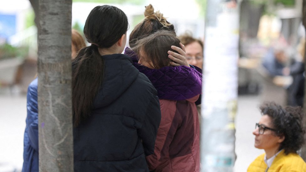 Tragedija u Beogradu: Devojčica upucana u školi „Vladislav Ribnikar" i dalje kritično, druga deca stabilno, biće uskoro puštena kući 11 pucnjava u Beogradu, škola, policija