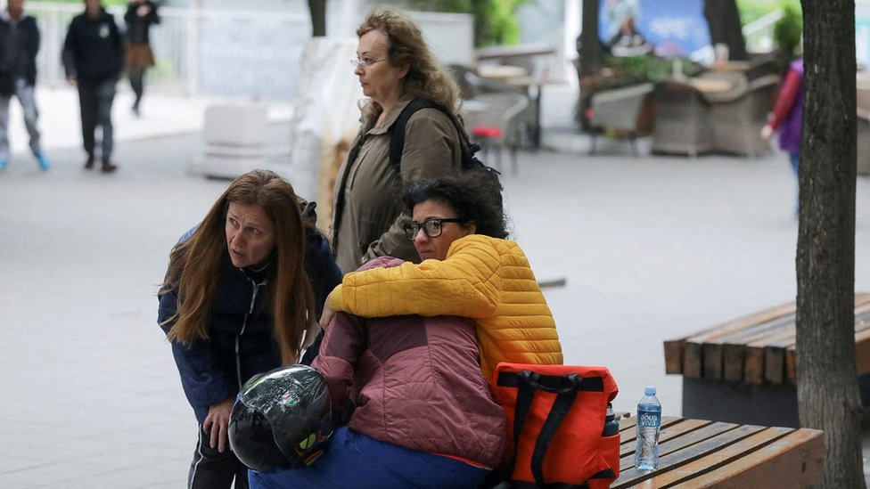 Roditelji i đaci ispred škole