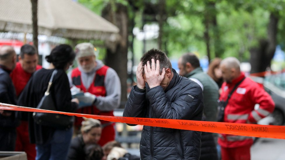 Osmoro dece i čuvar ubijeni u školi u centru Beograda, uhapšen osumnjičeni učenik i njegovi roditelji, dva ranjena deteta u kritičnom stanju 6 pucnjava u Beogradu, škola, policija