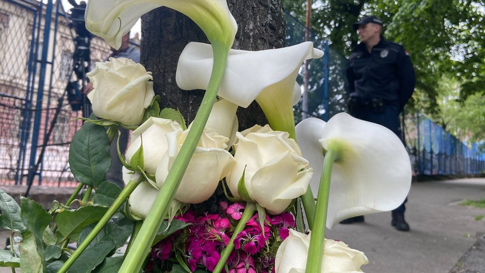 Tragedija u Beogradu: Devojčica upucana u školi „Vladislav Ribnikar" i dalje kritično, druga deca stabilno, biće uskoro puštena kući 10 cveće ispred škole Vladislav Ribnikar