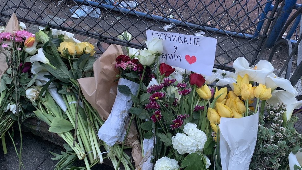 Tragedija u Beogradu: „Sve treba da stane" 3 Poruke na ogradi škole