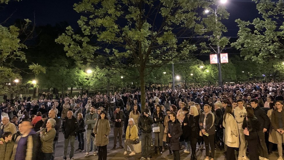 Tragedija u Beogradu: „Sve treba da stane" 2 Okupljeni ispred Ministarstva prosvete