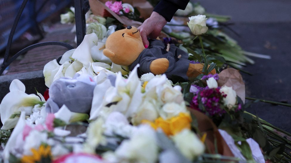 Osmoro dece i čuvar ubijeni u školi u centru Beograda, uhapšen osumnjičeni učenik i njegovi roditelji, dva ranjena deteta u kritičnom stanju 3 pucnjava u Beogradu, škola, sveće, poruke