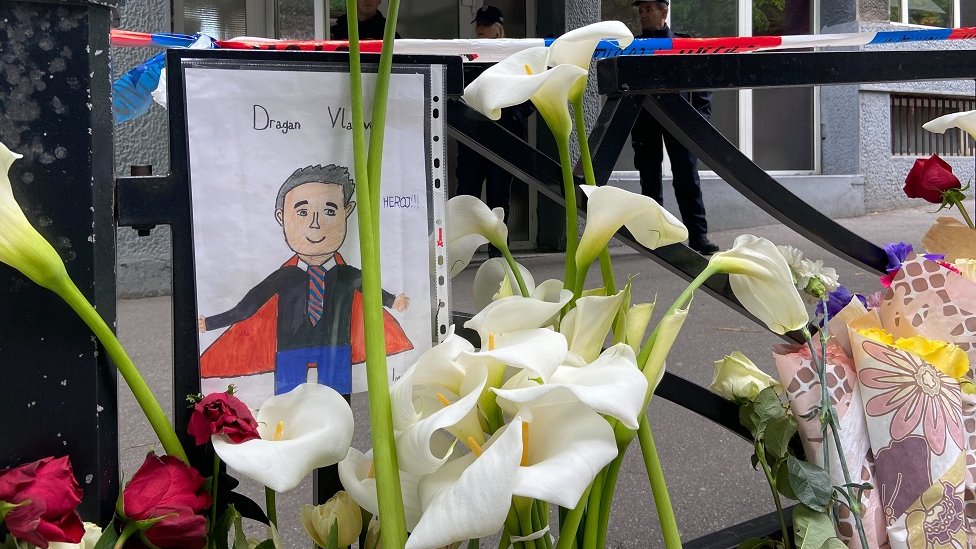 Crtež nastradalog školskog čuvara, uz poruku HEROJ i plašt junaka