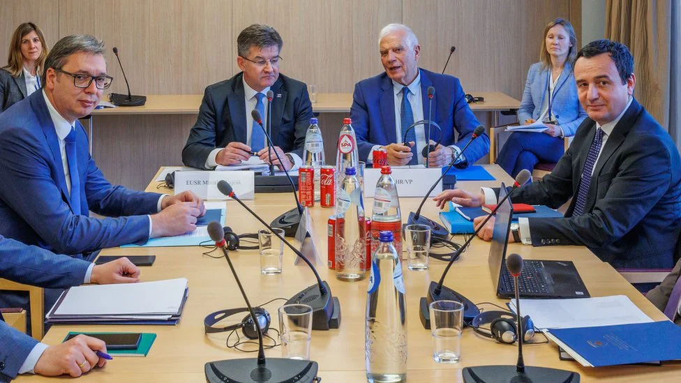 Srbija i Kosovo: Šta je Upravljački tim za izradu statuta Zajednice srpskih opština 1 Pregovaračka četvorka: Aleksandar Vučić, Miroslav Lajčak, Žozep Borelj i Aljbin Kurti