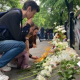 Tragedija u Beogradu: Ispred škole tišina, suze, igračke i poruka „Razgovarajte s decom", rekordan broj ljudi dao krv za ranjene 10