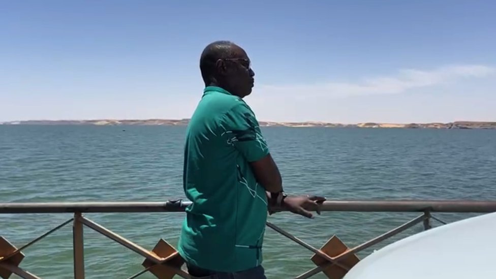 Sukobi u Sudanu: Opasno putovanje novinara BBC-ja prilikom napuštanja Sudana 1 Mohamed Osman looks at the River Nile during the crossing between Sudan and Egypt