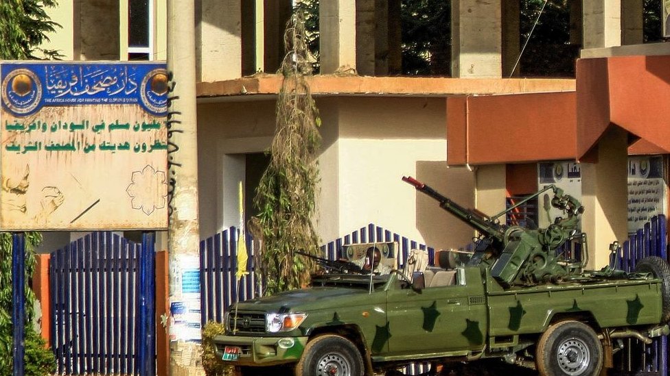 Sukobi u Sudanu: Opasno putovanje novinara BBC-ja prilikom napuštanja Sudana 4 Osman i njegova porodica prešli su različite kontrolne punktove pod kontrolom paravojnih snaga