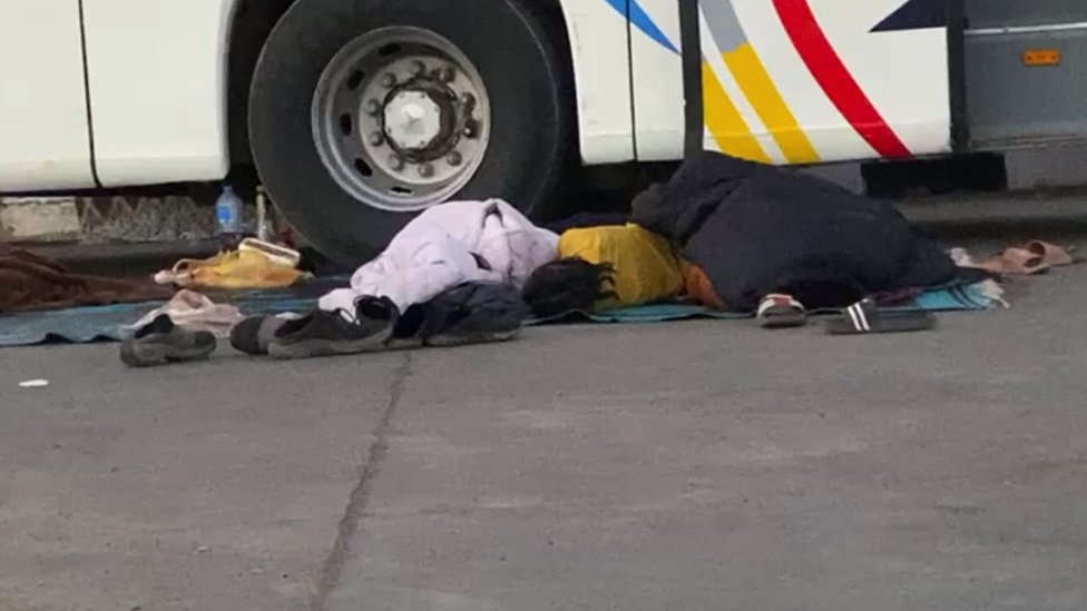 Sukobi u Sudanu: Opasno putovanje novinara BBC-ja prilikom napuštanja Sudana 5 Osman je zatekao ljude kako teško spavaju zbog nedostatka odgovarajućeg smeštaja dok su čekali da napuste Sudan