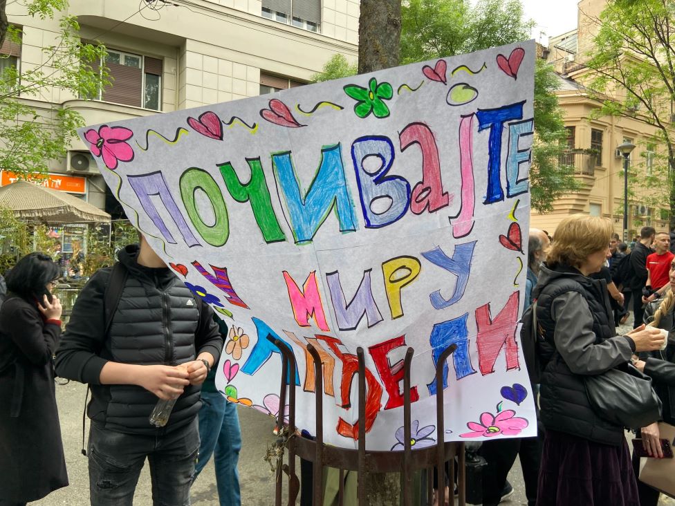 Tragedija u Beogradu: Kako smo razgovarali sa našom decom 4 Ispred škole