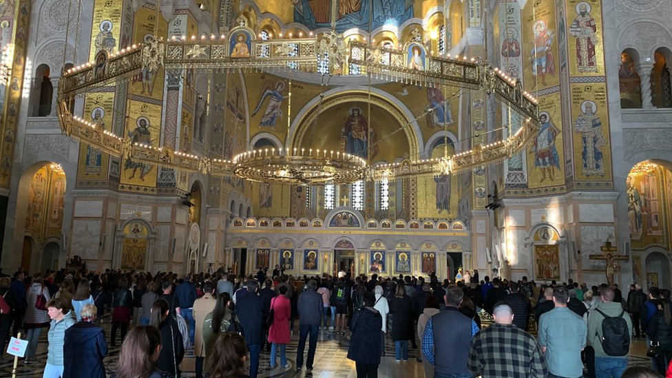 Tragedija u Beogradu: Devojčica upucana u školi „Vladislav Ribnikar" i dalje kritično, druga deca stabilno, biće uskoro puštena kući 3 Hram Svetog Save, molitva