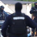 Osam mrtvih i 13 ranjenih u pucnjavi kod Mladenovca, napadač uhapšen posle velike potrage, javlja RTS 7