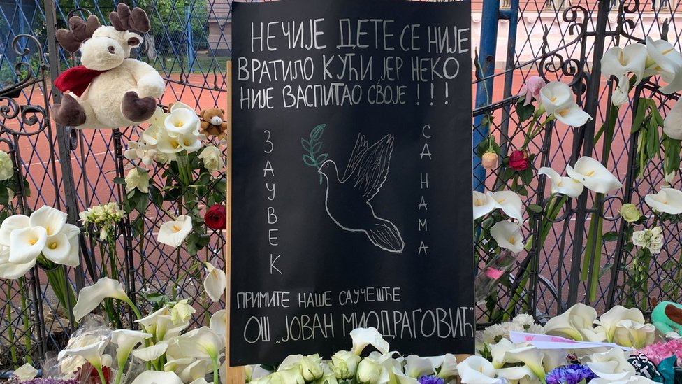 Tragedija u Beogradu: Devojčica upucana u školi „Vladislav Ribnikar" i dalje kritično, druga deca stabilno, biće uskoro puštena kući 1 Ispred škole Vladislav Ribnikar