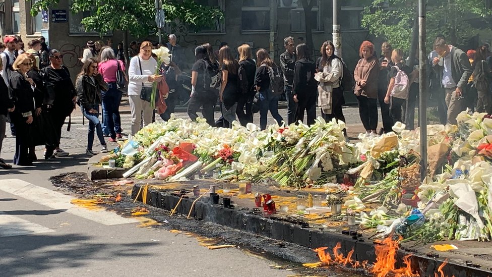 Tragedija u Beogradu: Ocu osumnjičenog za pucnjavu u školi „Vladislav Ribnikar" određen pritvor od 30 dana 2 Ispred škole Vladislav Ribnikar